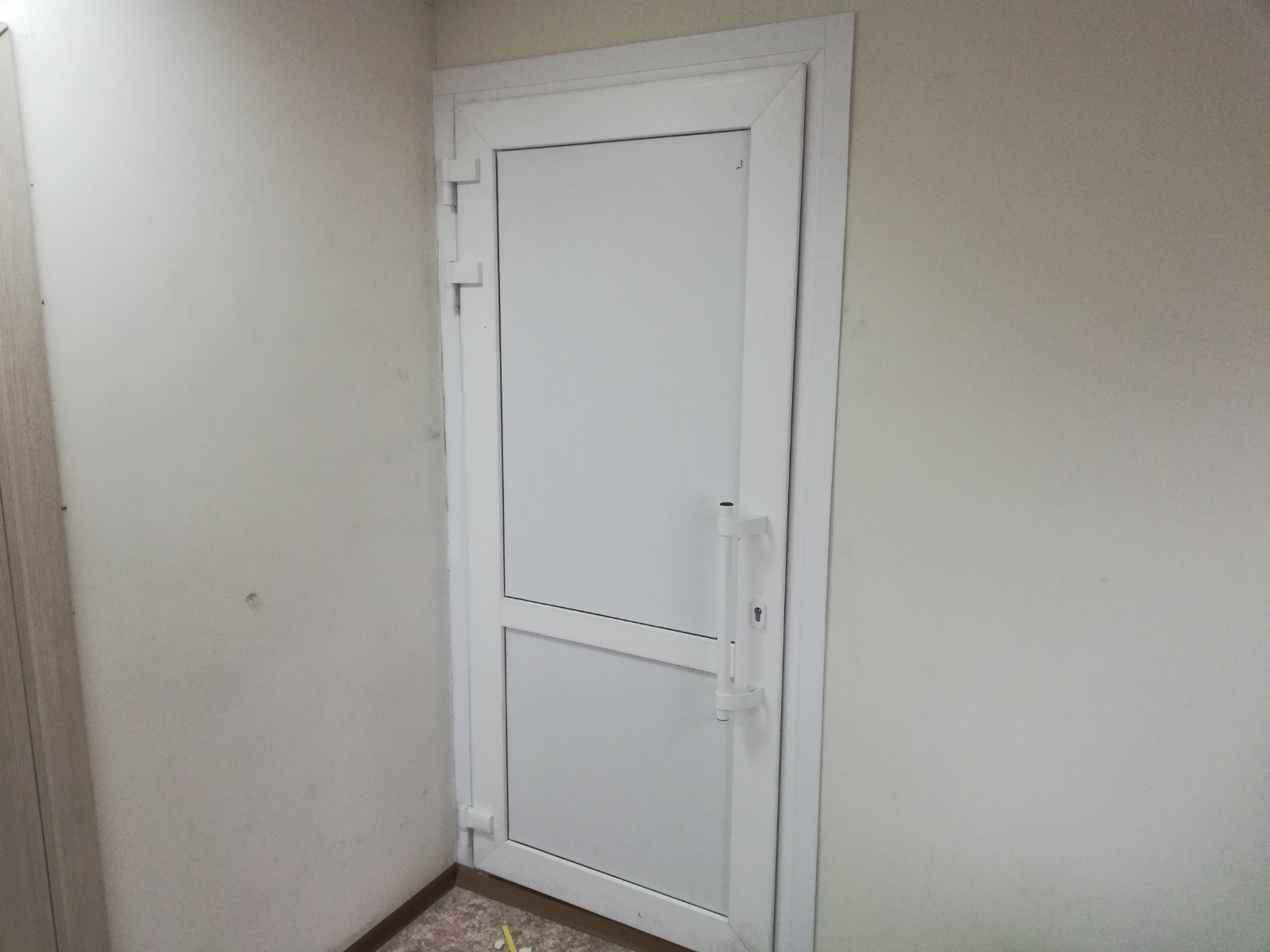 Монтаж межкомнатной пластиковой двери в офисе